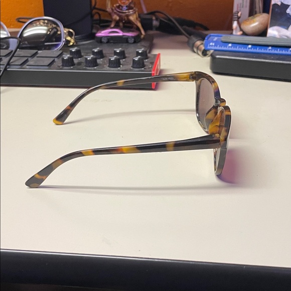 Tortoise Shell Sunglasses - Picture 4 of 4